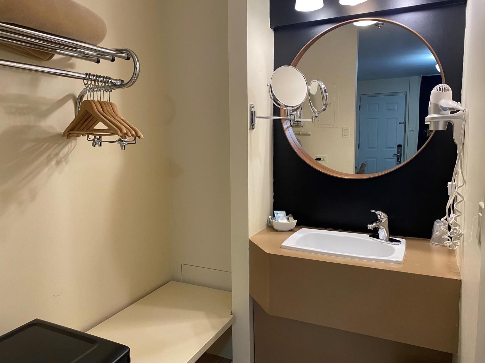 Hotel Centre-Ville Монманьи Экстерьер фото